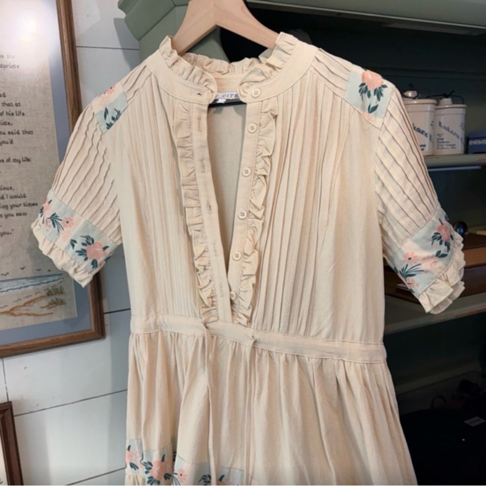 Ivy City Co Holland Maxi Dress Size XS
Cream Floral - Picture 5 of 7